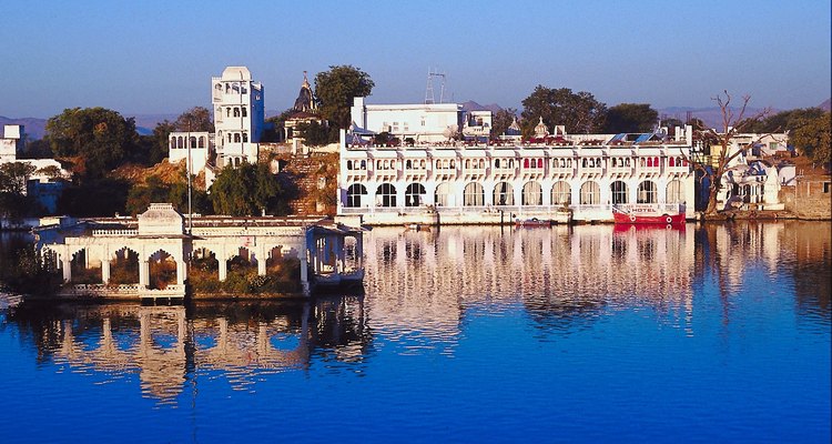 El Lago Pichola refleja los palacios y templos de la antigua ciudad de Udaipur.