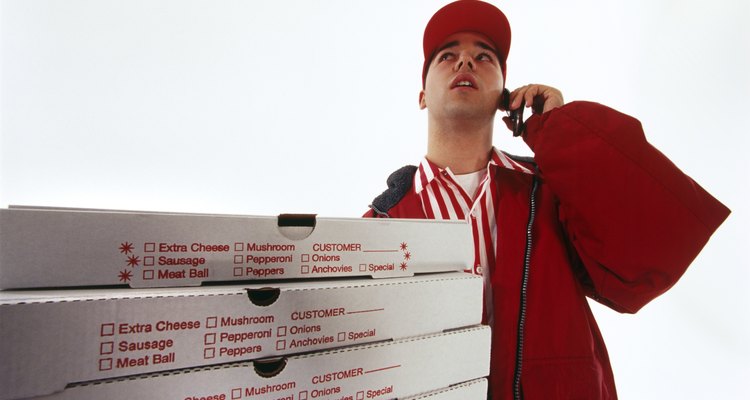 Un repartidor de pizza puede ganar mucho dinero con las propinas, como parte de su paga.