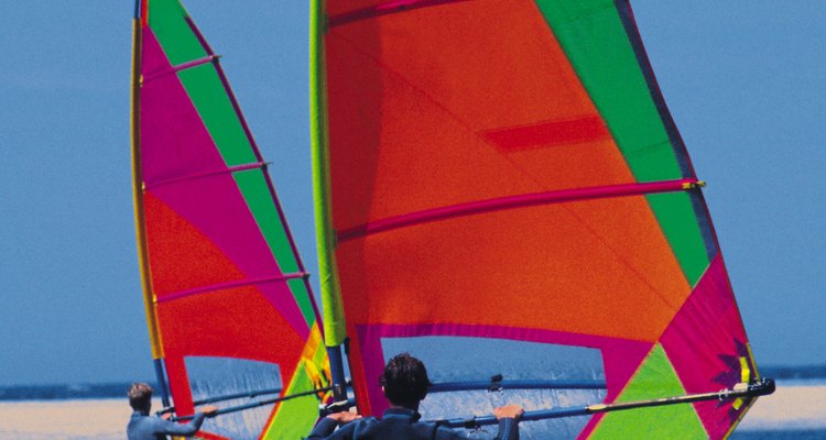 É importante utilizar equipamentos adequados para praticar windsurf
