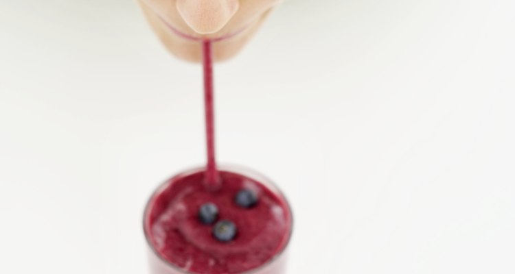 Mulher bebendo uma vitamina