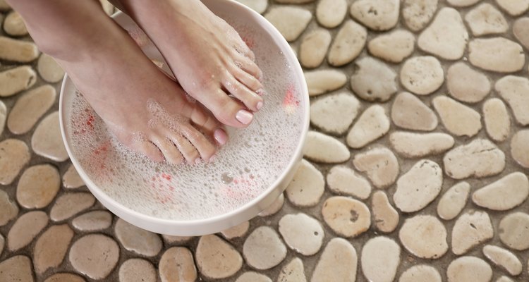Remojar tus pies en bicarbonato de sodio puede exfoliar la piel muerta y la suciedad, dejando tu piel suave.