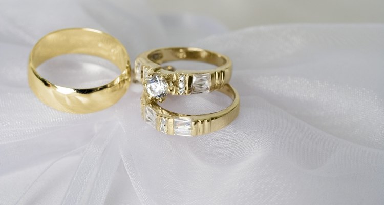 Usa tu anillo de boda y tu anillo de compromiso con estilo.
