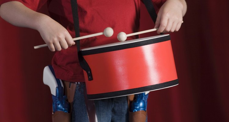 Hay un montón de artículos en tu hogar que puedes utilizar para crear un instrumento musical con tu hijo.