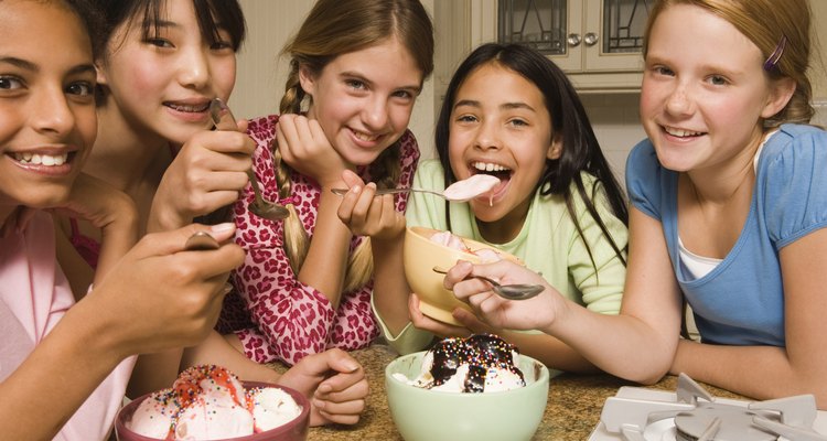 Deja que las invitadas decoren helados con chocolate y dulces.