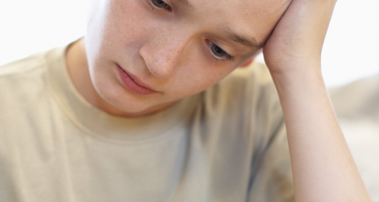 Los niños y adolescentes que quieren hablar con alguien en confianza sobre el acoso pueden llamar a una línea de ayuda gratuita.