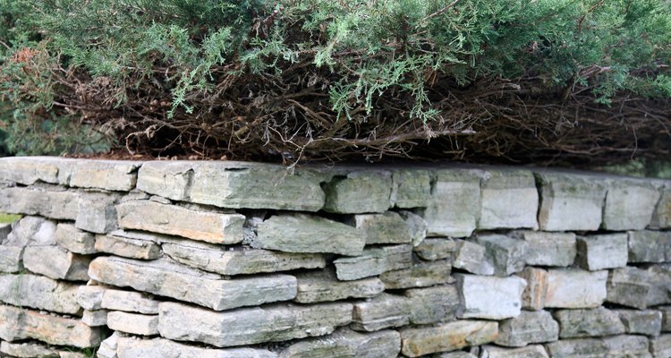 Un muro de contención de piedra requiere un apilado cuidadoso.