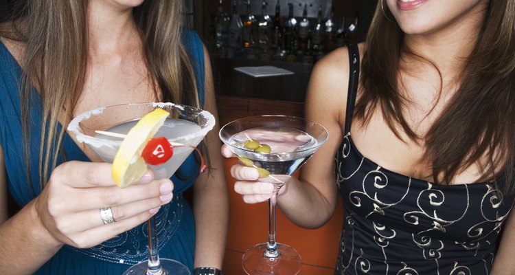 Duas mulheres bebendo álcool