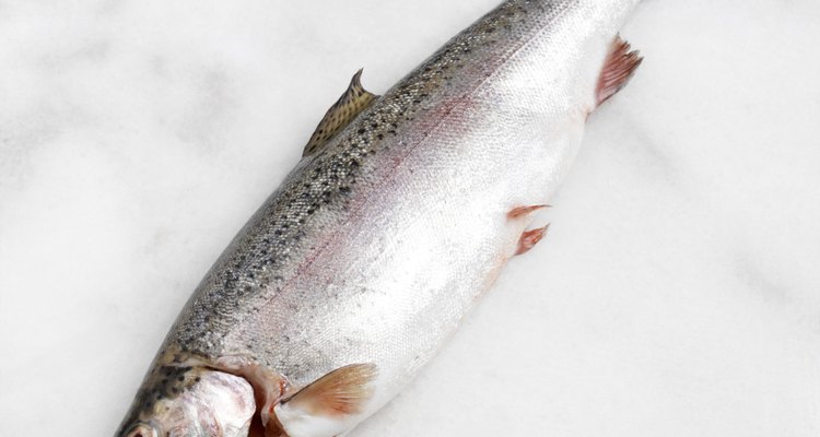 Deshuesar un pescado es sencillo con los utensilios adecuados.