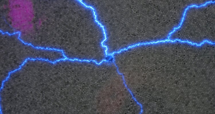 Projetos sobre eletricidade estática podem ser divertidos e educacionais