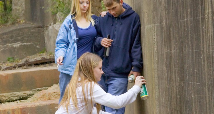 Los actos de vandalismo de los adolescentes son una mala influencia para los niños pequeños.