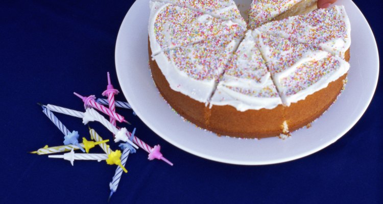 Una torta blanca básica requiere pocos ingredientes: