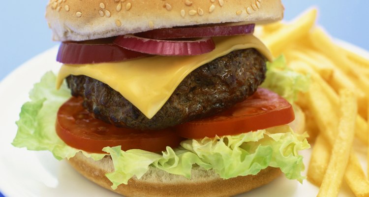 El agua helada es el secreto para crear hamburguesas bien cocidas y húmedas.