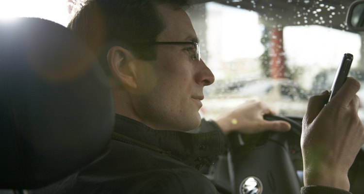 De acuerdo con el Insurance Institute for Highway Safety, enviar mensajes de texto mientras conduces es ilegal en 39 estados (incluyendo el Distrito de Columbia), pero no cuentes con la ley para que evite que tu hijo adolescente envié mensajes de texto mientras conduce.