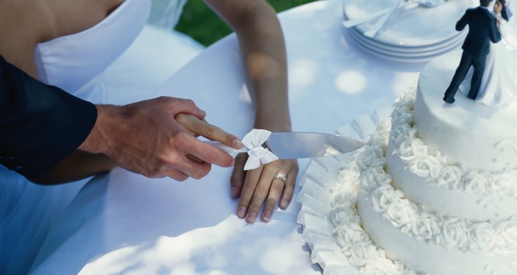 New Idea Food - 'Split' Wedding Cakes are the hot new wedding trend. Know a  bride who'd love this? Photo: cakebakeoffng via Instagram | Facebook