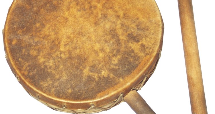 Un tambor de piel y un palo percutor son ejemplos de instrumentos aborígenes.