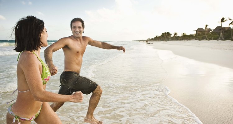 Casal correndo na praia