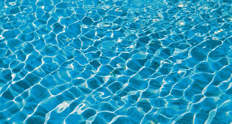 El cloro es un desinfectante de piscinas común.