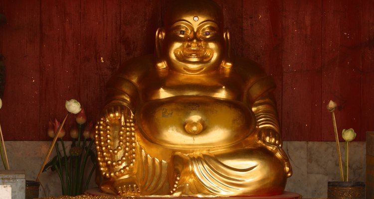 Pon un Buda sonriente en el área de prosperidad de una recámara.