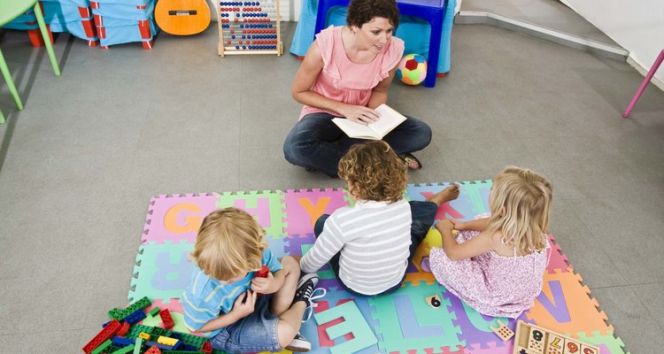 A teoria do desenvolvimento cognitivo de Piaget apresenta os diferentes modos de as crianças aprenderem conforme a idade delas