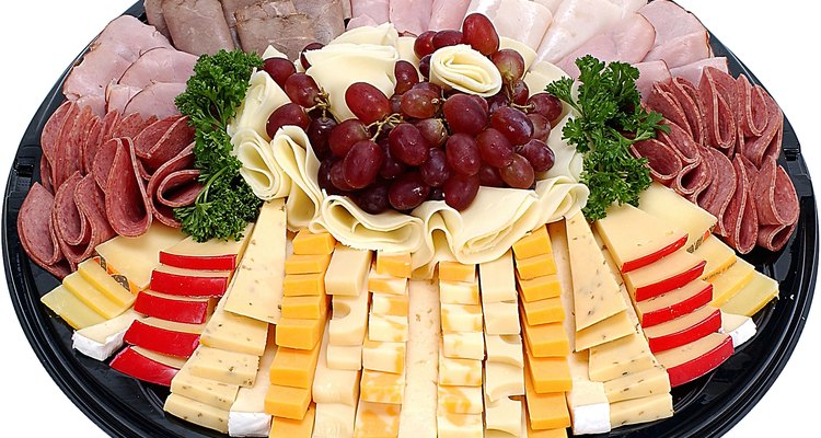 Uma tábua de frios decorada com salsa proporciona uma deliciosa e rápida refeição