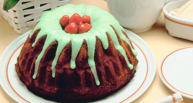 Decora los postres con salsas de color verdes para crear una imagen monstruosa.