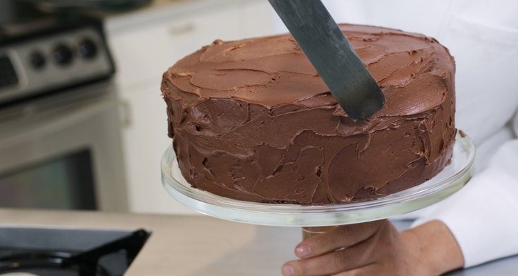 Deja enfriar el pastel antes de glasear.