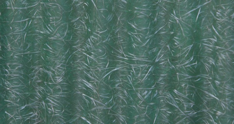 A resina de epóxi e poliéster podem ser usadas para dar o acabamento em fibra de vidro