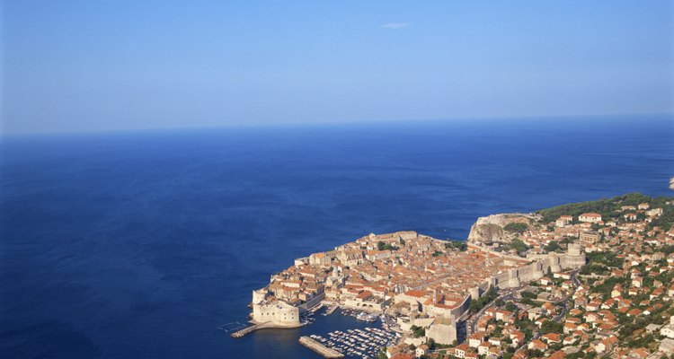 Los tejados rojos delinean la espectacular costa de Dubrovnik.