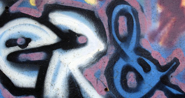 Los artistas de grafiti usan pintura en aerosol para dejar su marca de una manera muy visible.