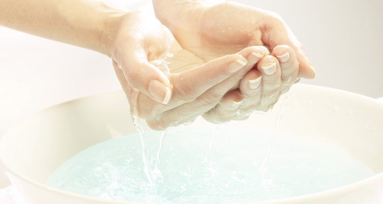 Deixe suas mãos de molho para facilitar a manicure. Gel de banho ajuda