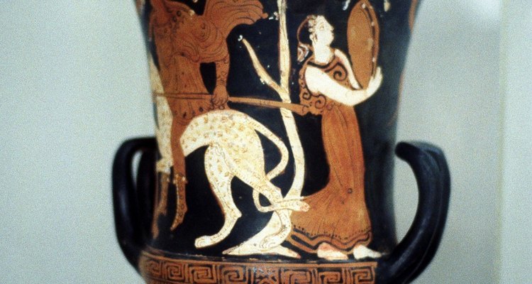 Este jarrón griego muestra a una mujer con un vestido largo y suelto.