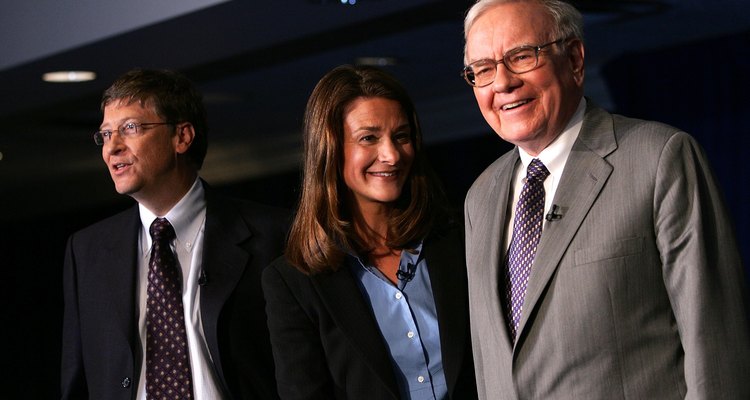 Bill Gates (esq.) e Warren Buffett (dir.) já ocuparam a posição dos homens mais ricos do mundo. No centro, Melinda Gates