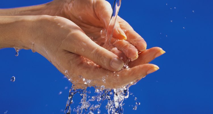 Como remover bronzeador artificial das palmas das mãos