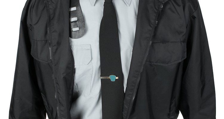 Camisa, corbata y chaqueta, elementos habituales en la vestimenta de un guardia de seguridad.