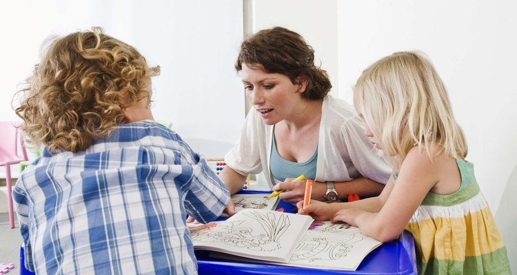 Los asistentes de maestros de educación preescolar entran en el sector de los servicios de guardería, así como de servicios individuales y a la familia.
