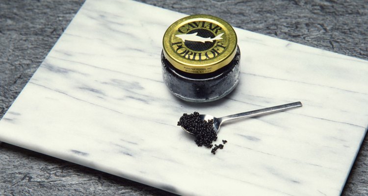 O caviar é vendido e armazenado em recipientes pequenos