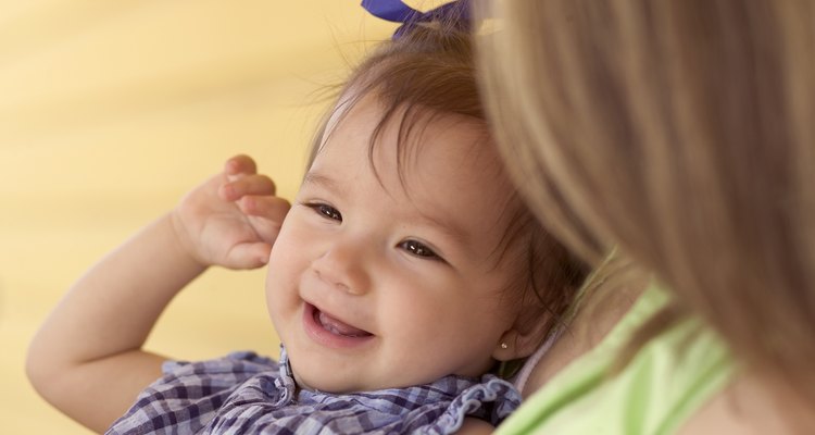Aférrate al uso de lazos de tela y cintas en los cabellos delicados de una bebé.