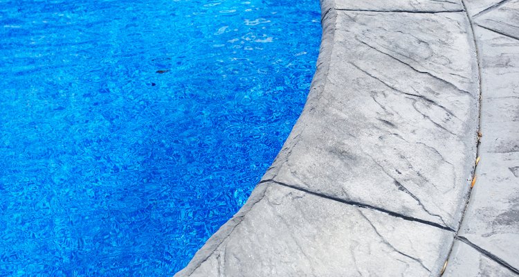 Uma solução pode ser drenar um pouco da água de sua piscina antes de uma tempestade