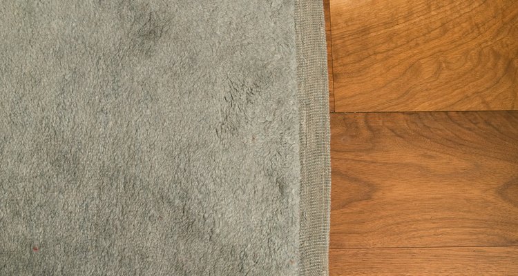 Con la invención del telar «Jacquard» en Francia, en 1801, se hizo posible tejer alfombras de 5 colores para ser usados a lo largo de toda la alfombra.