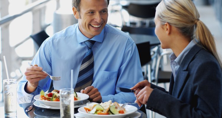 Según las leyes federales, la hora del almuerzo no se paga como hora de trabajo.