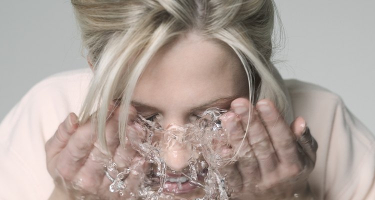 Enjuaga la cara con abundante agua limpia para eliminar todos los rastros de un peeling de ácido láctico.