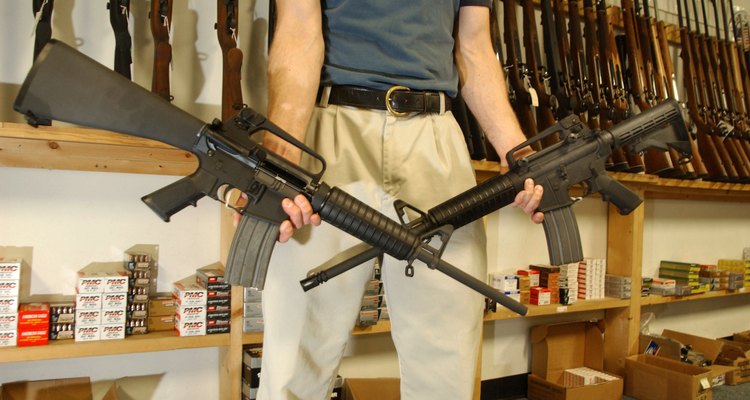Dos AR-15 en una tienda de armas en Colorado.