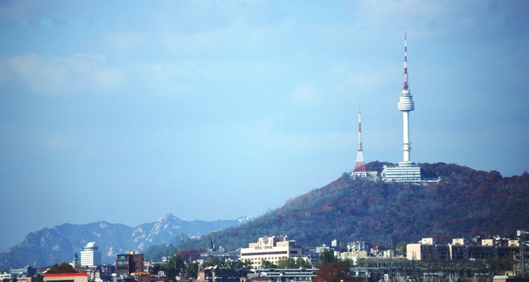 Subir al teleférico junto a la Torre Namsan en Seúl es una experiencia inolvidable, especialmente de noche.