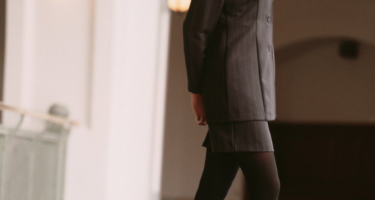 Las medias negras con un traje de bermudas crea un aspecto casual y profesional.