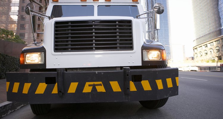 Un guardia de camión blindado se especializa en seguridad y transporte.