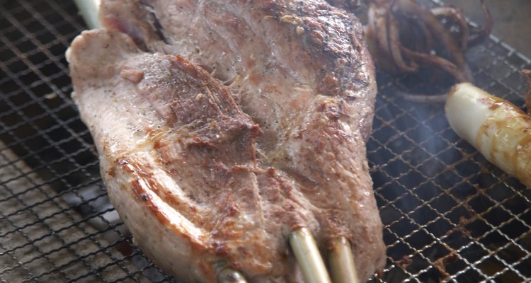 Dale sabores ahumados a tus cortes favoritos de carne con una asadera de ladrillos a leña.
