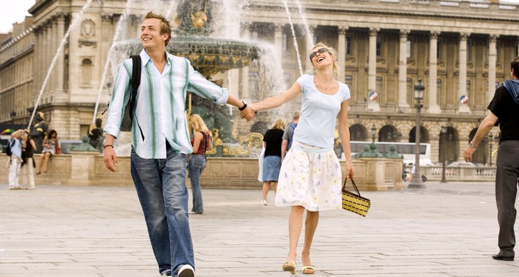 Casal passeia de mãos dadas na "Place de la Concorde" ou Praça da Concórdia