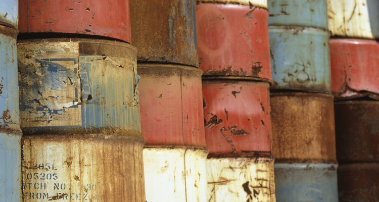 Ya que el barril de petróleo contiene 42 galones, este contiene 158.98729 litros (multiplicar 42 por 3,78541178).