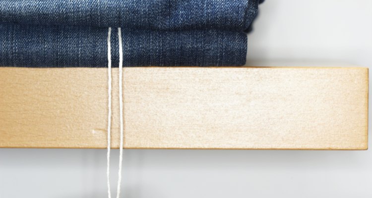 Los pantalones cortos de jean desgastados ofrecen una tendencia de moda de temporada.