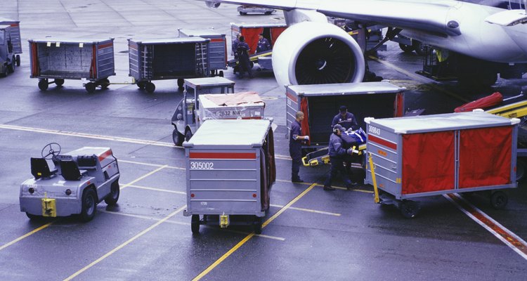 Los maleteros cargan y descargan equipajes de pasajeros y envíos de correo.